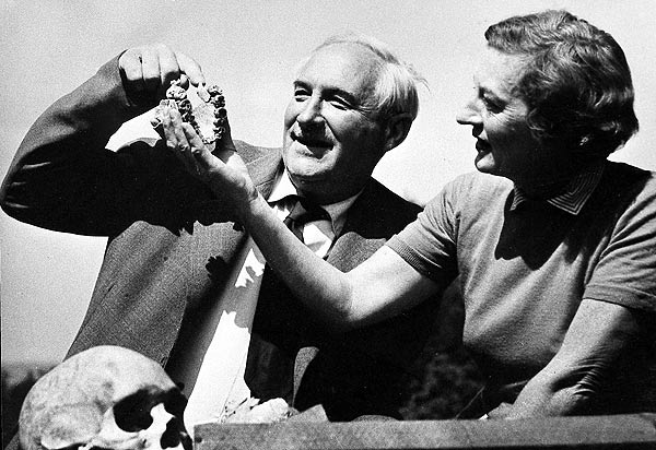 Mary and Louis Leakey inspecting the Australopithecus boisei skull found by Mary. Image credit: Leakey Foundation 