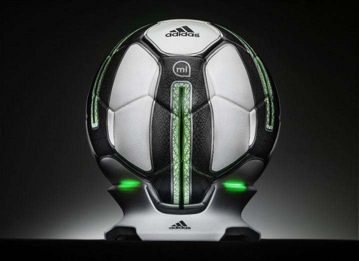 Ballon de foot intelligent Adidas miCoach Iphone