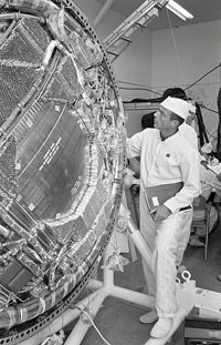 Scott Carpenter pictured examining his Mercury capsule, the Aurora 7. Image credit: Wikipedia 