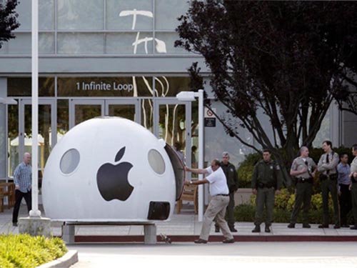 Greenpeace version of an 'iPod' outside Apple's Global HQ at Infinity Loop in Cupertino in California on 15 May 2012. Image courtesy of Greenpeace
