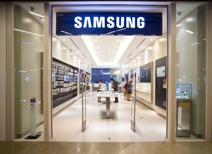 Samsung store ahead of Q1 report