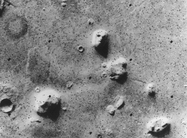 Strange objects on Mars face