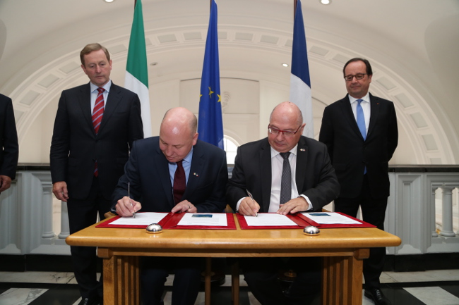 Signing the agreement are (l-r) An Taoiseach Enda Kenny, EirGrid chief executive Fintan Slye, RTE chairman François Brottes, President François Hollande.