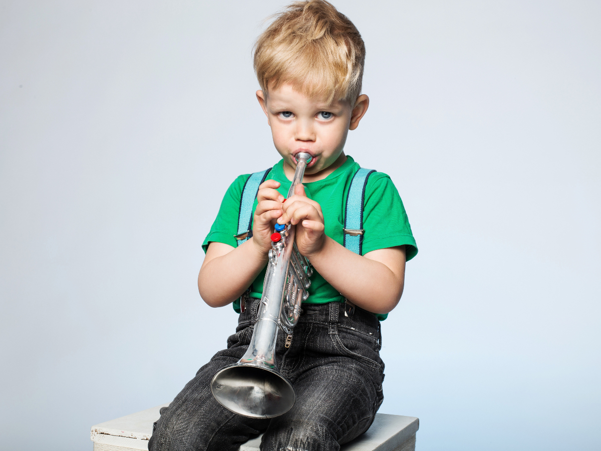 Саксофон мальчики. Мальчик играющий на трубе. Дудка для детей. Мальчик с дудкой. Ребенок дудит в дудку.