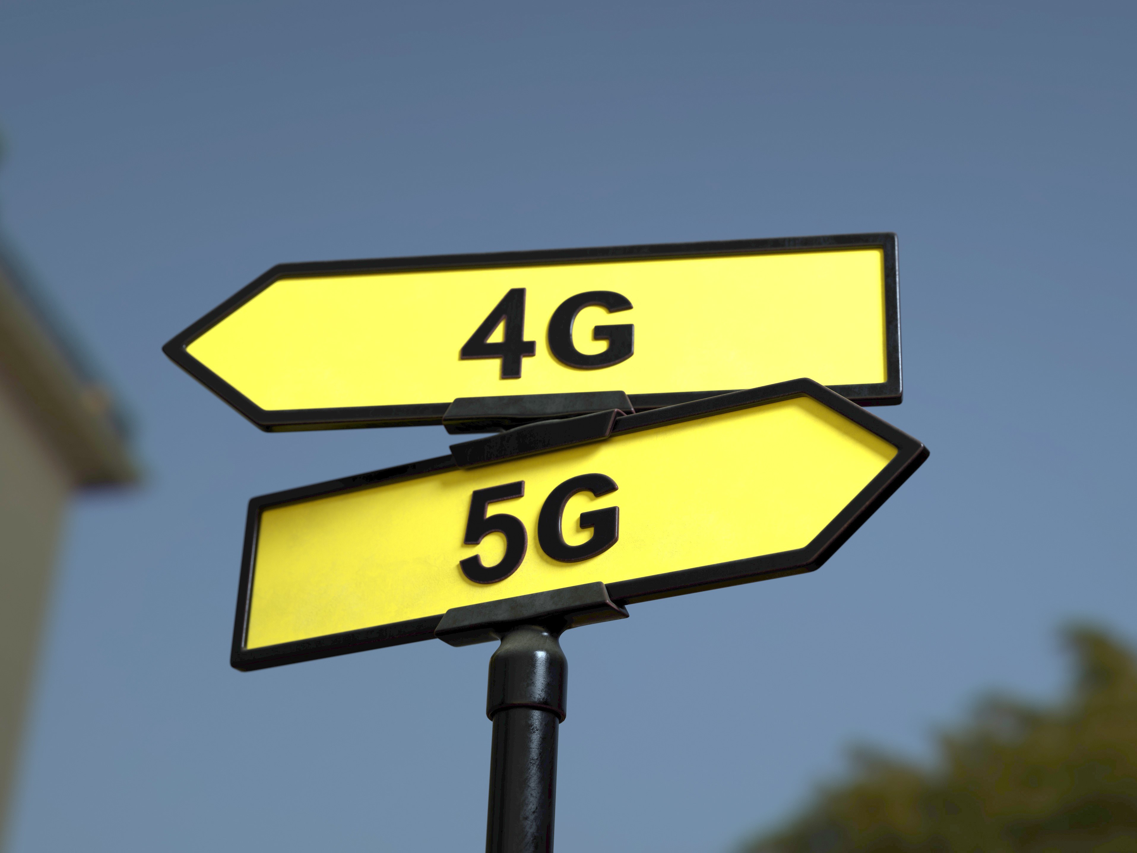 Picture of two signs with 4G pointed left and 5G pointed right to signal the future of mobile.