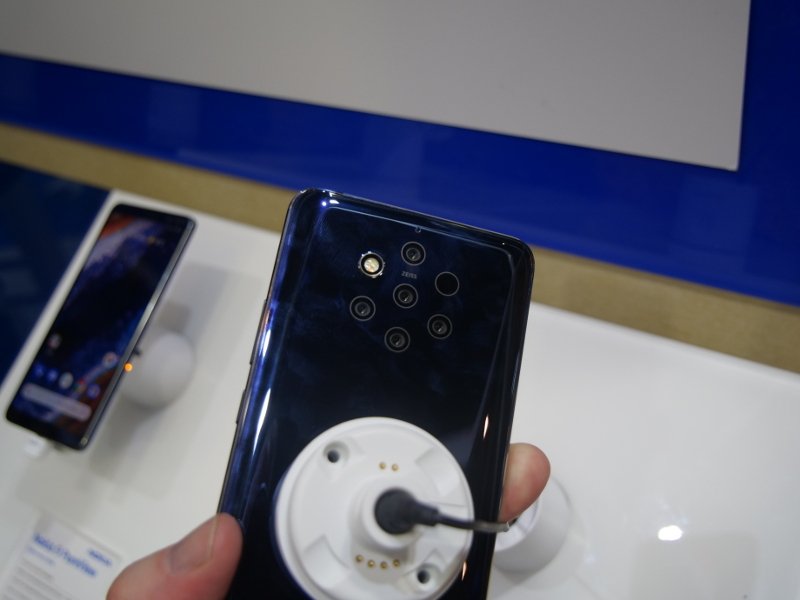 A close-up of the new Nokia 9 PureView with its five cameras.