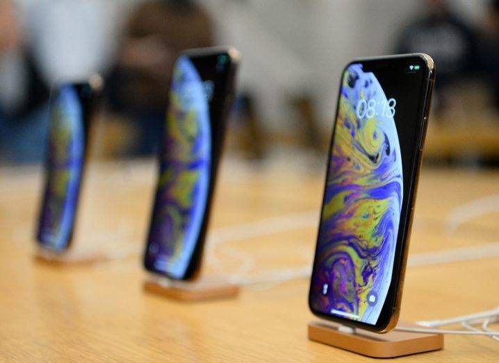 Row of iPhones Xs on display in an Apple store.