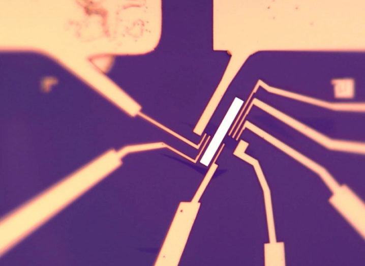 Image of the magnetic graphene set-up with electrodes around a magnet.