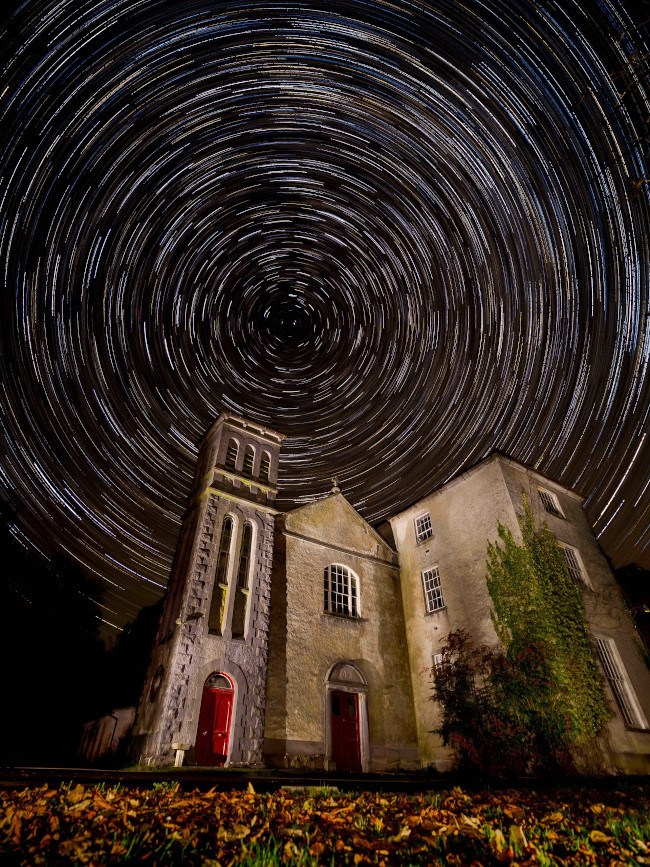 Une spirale d'étoiles dans un ciel nocturne noir au-dessus de tullybeg house, co offaly.
