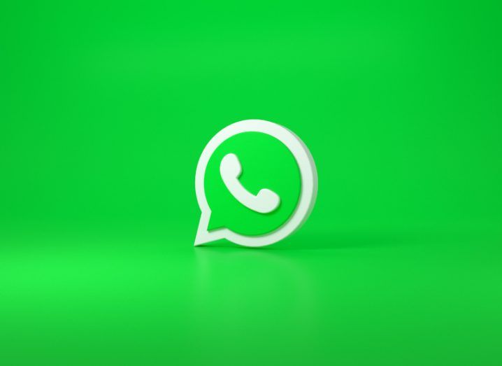 Illustration of WhatApp's logo on a green background.