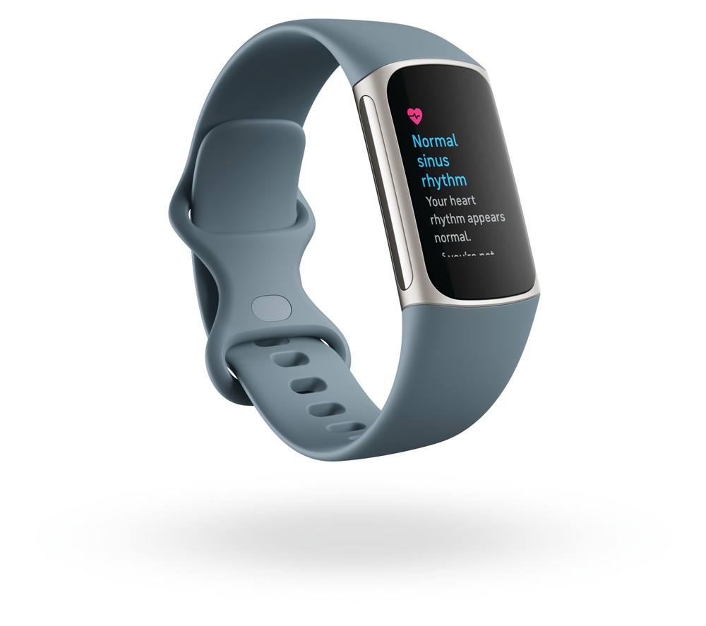 Fitbit Charge 5 Fitness Tracker beyaz zemin üzerine Çelik Mavisi.