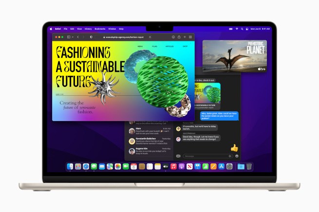 MacBook Air dengan beberapa aplikasi terbuka di layar.