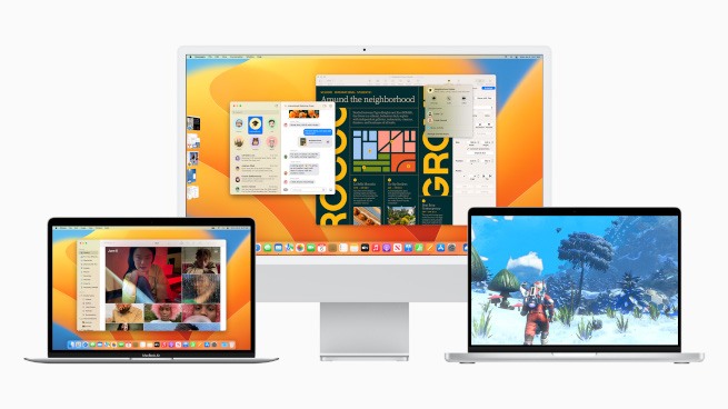 Sebuah iMac dengan dua MacBook di kedua sisi.  Ketiganya menampilkan macOS Ventura baru.
