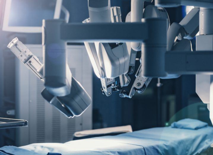 A robotic surgery machine in an operating room, symbolising potential legal health-tech issues.