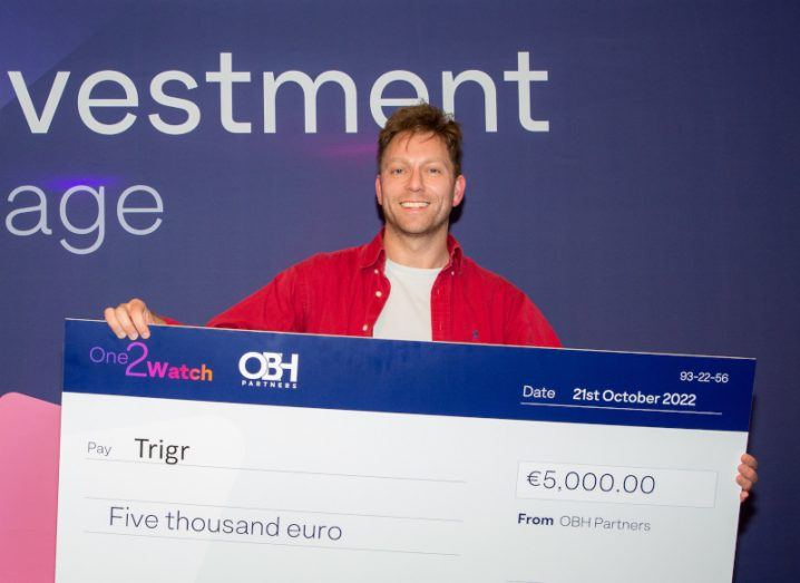 Trigr CEO and founder Gavin Duffy holds a big cheque in his hands that is valued at 5,000 euros.