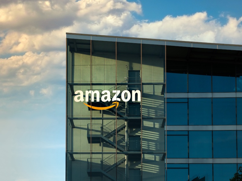Laba Amazon melonjak sementara pendapatan Intel anjlok