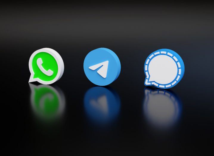 Illustrations of the WhatsApp, Telegram and Signal logos, hovering in a dark background.