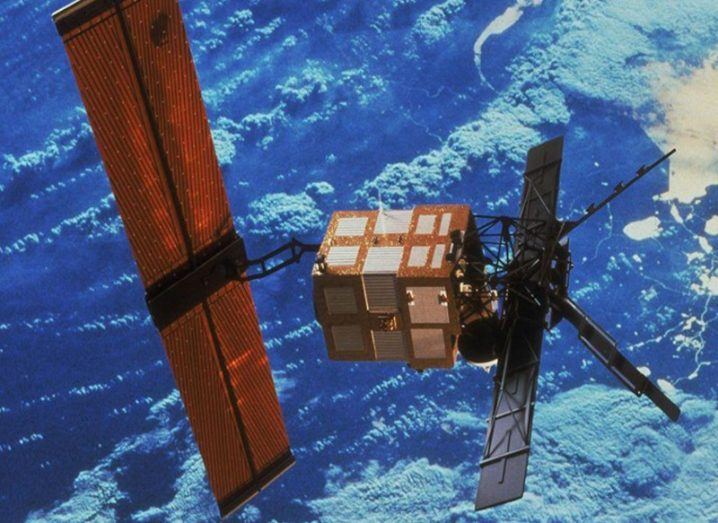 Illustration of Europe's ERS-2 satellite, floating in orbit above the Earth.