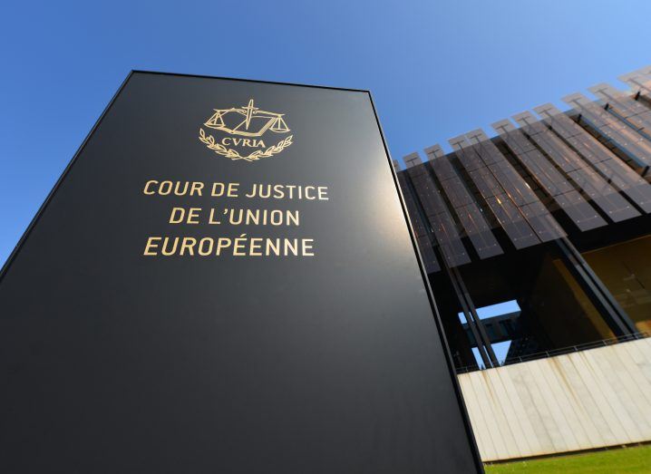 Logo of the EU Court of Justice, written in French, in front of the court building.